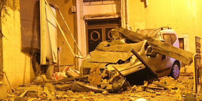 Beyoğlu’nda 3 Katlı Bir Binanın Duvarı Çöktü