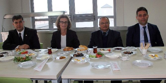 Kamu Hastaneleri Genel Sekreterliği’nden Yılsonu Kahvaltısı