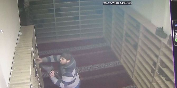 Ayakkabıları Önce Kokladı Sonra Çaldı