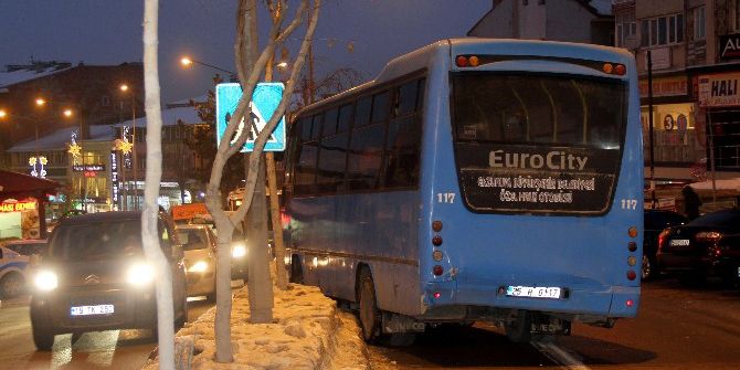 Freni Patlayan Otobüs, 3 Araca Çarptıktan Sonra Durabildi