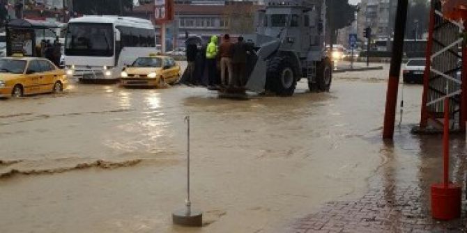 Zırhlı Araçlar Selde Mahsur Kalan Vatandaşların İmdadına Yetişti