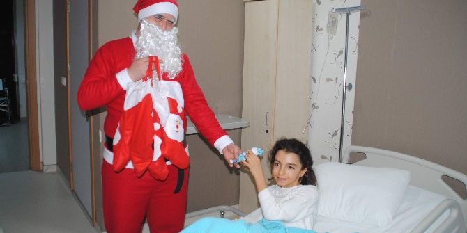 Hastanede Yatan Çocukların Hediyelerini Noel Getirdi