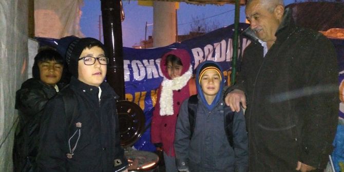 Öğrencilerin Üşümesine Dayanamadı Durağa Soba Kurdu