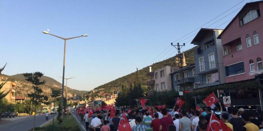 Vezirhan’da Darbe Girişimine Karşı Yürüyüş