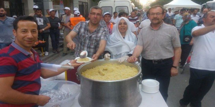 Başkan Güler, Nöbet Tutan Vatandaşlara Osmanlı Aşı Dağıttı