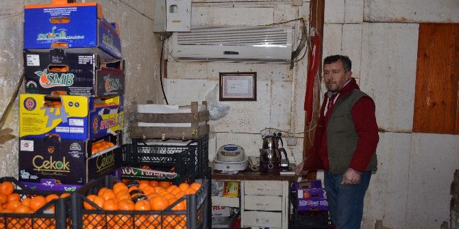 Kendisi Yerine Donmasınlar Diye Meyve Ve Sebzelerini Isıtıyor