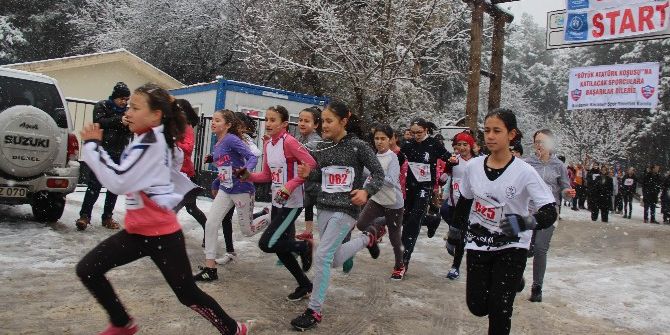 Kar Yağışı Altında Atatürk Koşusu Yaptılar