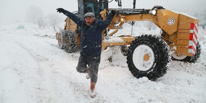 3 Gün Karda Mahsur Kalan Çobanlar, Kurtuluşlarını Zeybek Oynayarak Kutladı