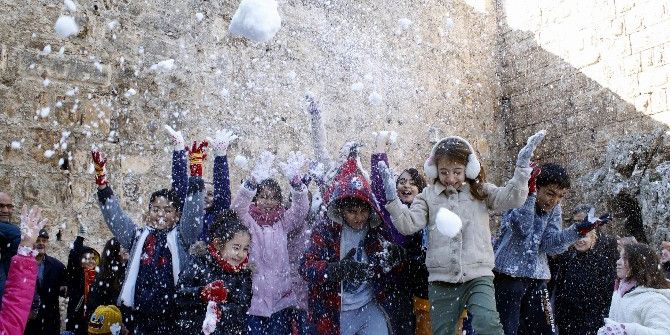 Antalya’da Sıcak Havada Kar Keyfi