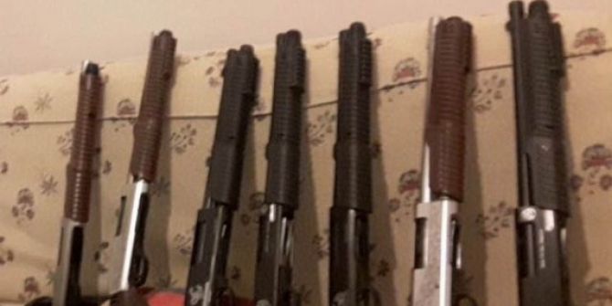 Emlakçının Evinde Ve İş Yerinde 2.5 Kilo Bonzai Ve Silahlar Ele Geçti