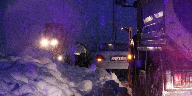 2 Metreye Ulaşan Karda, Komandoların Çalışmaları Nefes Kesiyor