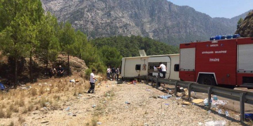 Antalya-ısparta Karayolunda Tur Otobüsü Devrildi: 5 Ölü, 21 Yaralı