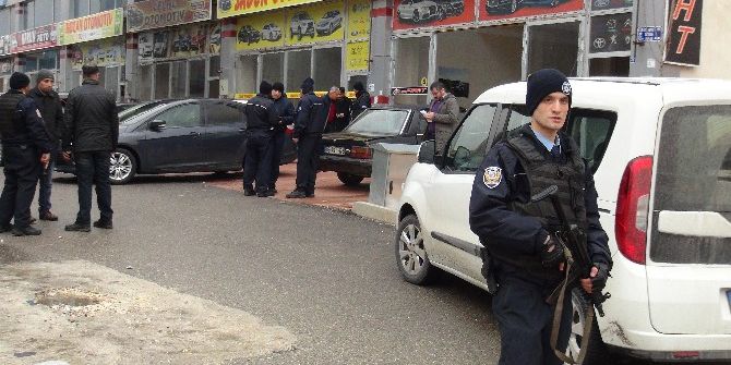 Kavgadan El Bombası Çıktı