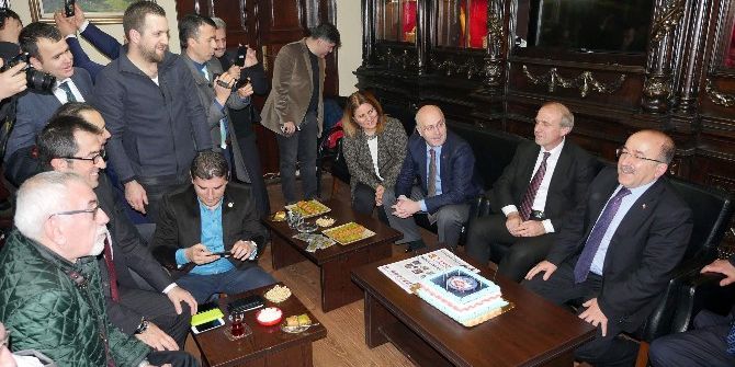 Basınla Buluşan Başkan Gümrükçüoğlu’na Doğum Günü Sürprizi