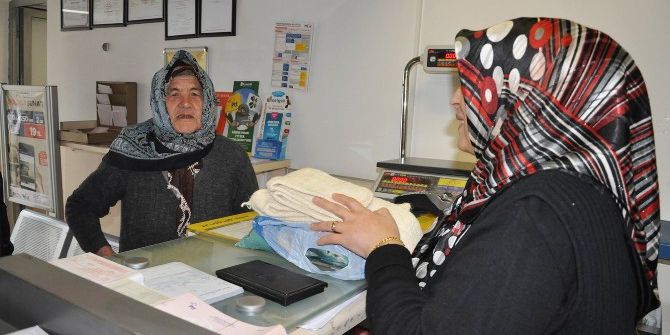 Elleriyle Ördüğü Yün Çorapları Askerlere Gönderdi