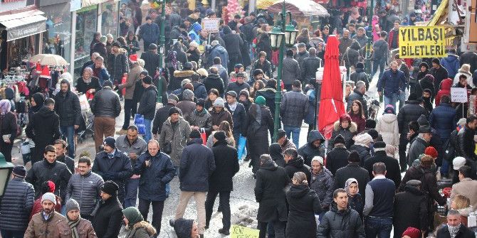 Caddelerde Yılbaşı Hareketliliği