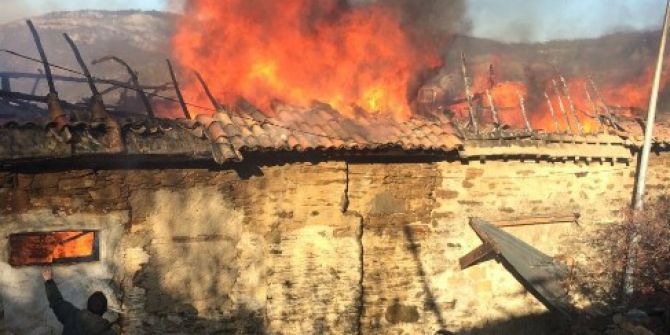 Tarihi Şirince Mahallesi’nde Yangın: 1 İtfaiye Eri Yaralandı