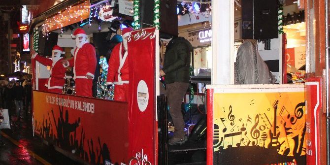 Taksim’de Seyyar Orkestraya Yoğun İlgi