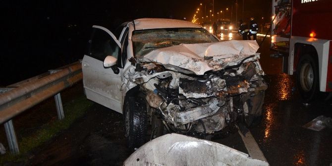 Otomobil Kum Yüklü Kamyona Çarptı: 2 Yaralı