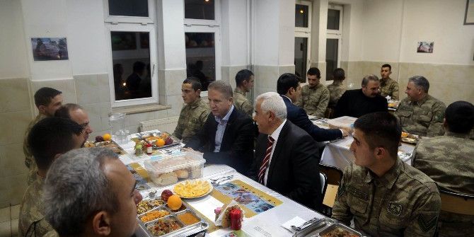 Vali Gül, Vatani Görevini Yapan Askerlerin Yeni Yılını Kutladı