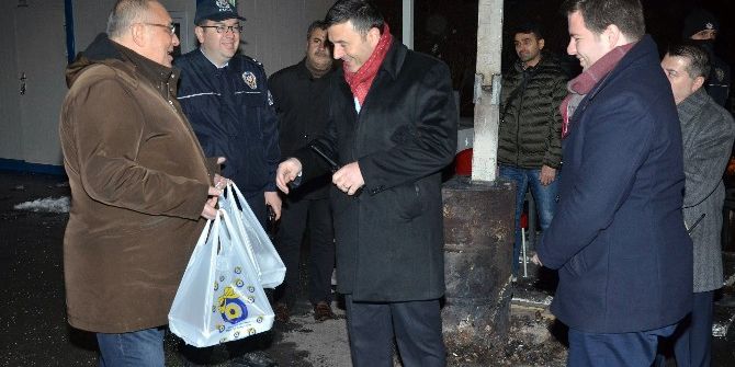Polis Ekiplerine Yeni Yıla Girmeden Çiğ Köfte İkramı