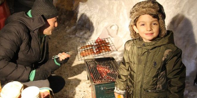 Yılbaşı Öncesi Uludağ’da Kar Üstünde Mangal Keyfi