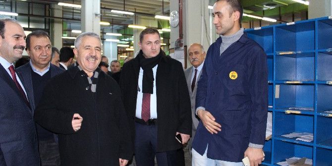 Ulaştırma Bakanı Arslan Ptt Posta İşleme Merkezi Çalışanlarını Ziyaret Etti