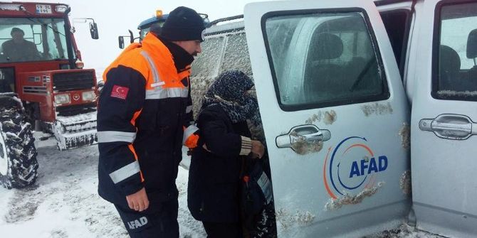 Kar Nedeniyle Evinde Mahsur Kalan Hastayı Afad Kurtardı