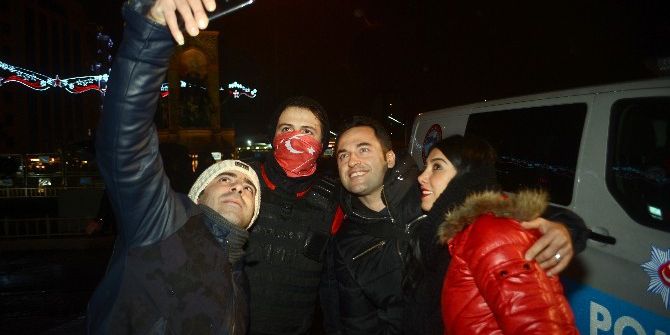 Taksim’de Polise Sevgi Gösterisi