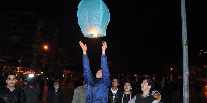 Yeni Yıla Dilek Balonu Uçararak Girdiler