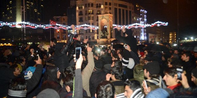 Kimisi Mendil Sattı, Kimisi Taksim’de Halay Çekti