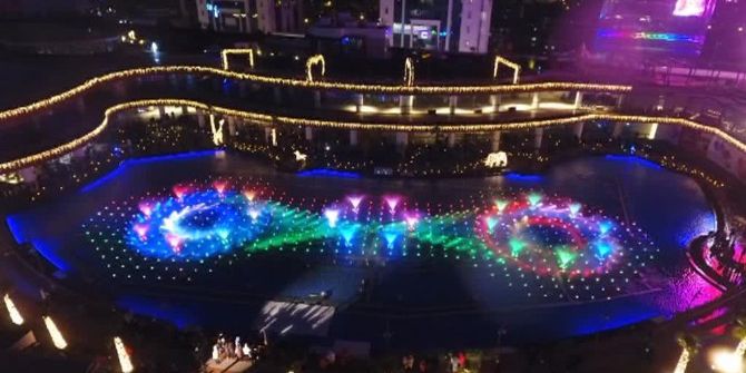 Yeni Yıla Muhteşem Havuz Şovu İle Girdiler