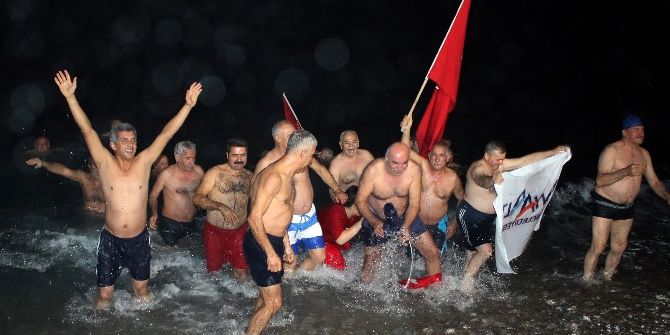 Yeni Yıla Denizde Türk Bayrağı Açarak Girdiler