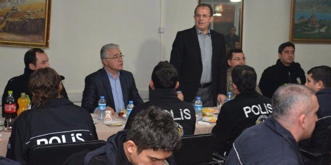 Vali Taşyapan, Yeni Yıla Nöbete Giren Güvenlik Güçlerini Ziyaret Etti