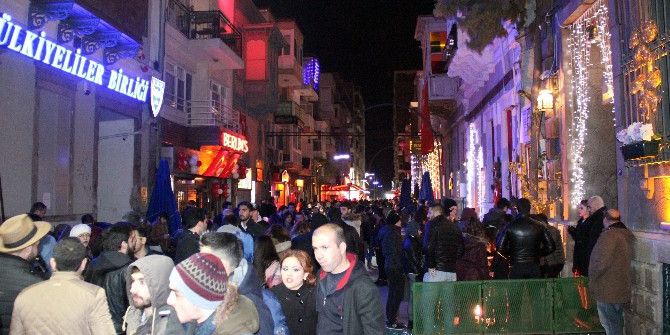 İzmir Yeni Yıla Coşku İçinde Girdi