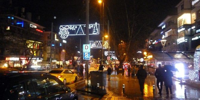 Bağdat Caddesi’nde Yeni Yıla Halay Çekerek Girdiler