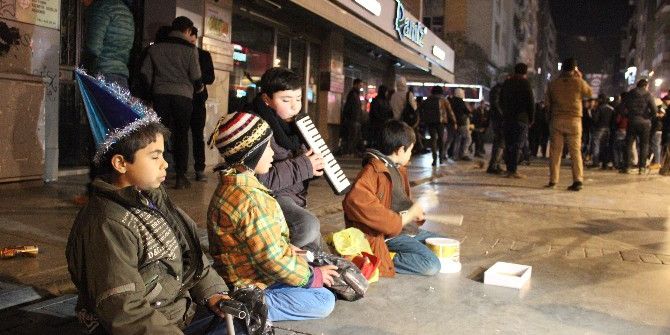 Suriyeli Çocuklar Yeni Yıla Çalışarak Girdi