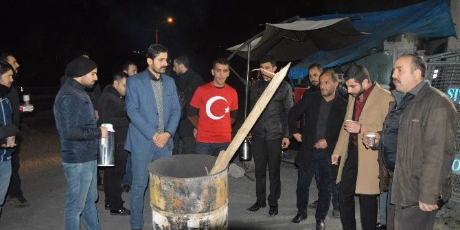 Yılbaşında Görevli Polislere Çay İkramı