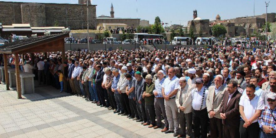 Erzurum’da Darbe Girişimi Sırasında Hayatını Kaybedenler İçin Gıyabi Cenaze Namazı Kılındı