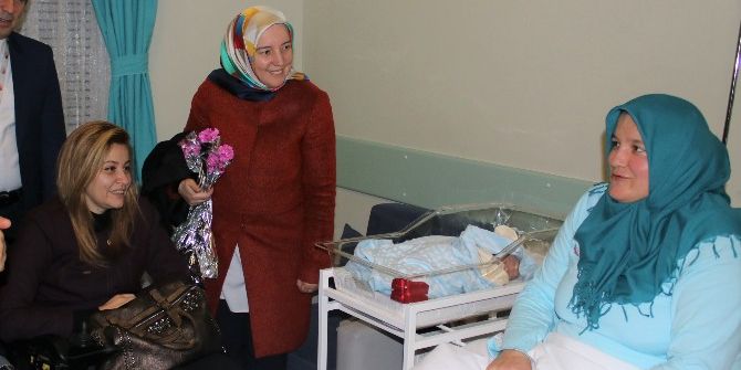 Bursa’da Yeni Yılın İlk Bebeklerine Milletvekili Sürprizi