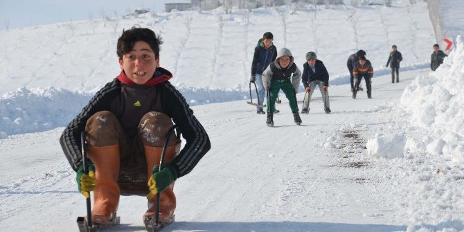 Muş’ta Çocukların Kızak Keyfi