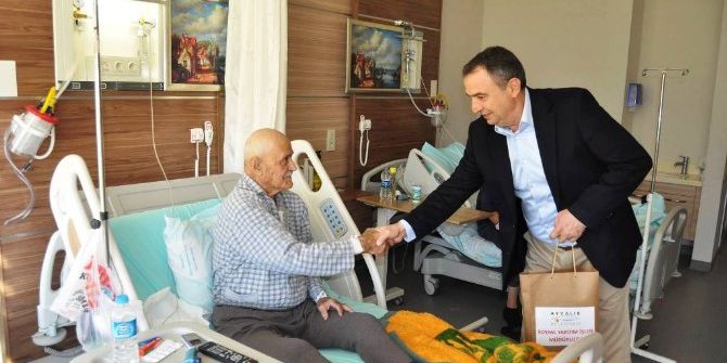 Ayvalık’ta Başkan Gençer’den Hasta Ve Yaşlılara Yılbaşı Ziyareti