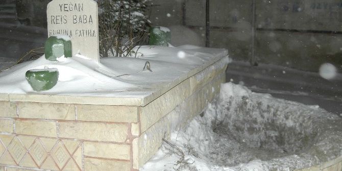 Kar Yağışını Fırsat Bilen Hazine Avcıları Türbeyi Kazdı