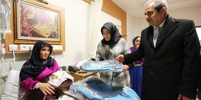 Başkan Demirkol Yeni Yıl Bebeklerini Ziyaret Etti