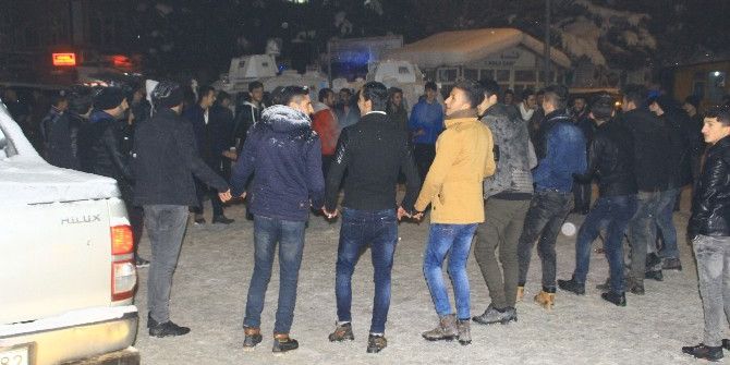 Yeni Yıla Lapa Lapa Kar Yağışı Altında Halaylarla Girdiler