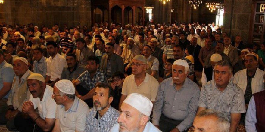 Erzurum’da Eller Ülkenin Selameti İçin Semaya Uzandı