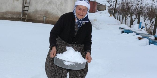 Köylüler Su Sıkıntısını Karları Eriterek Gideriyor