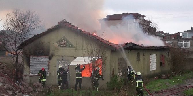 Kullanılmayan Tek Katlı Bina Alev Alev Yandı