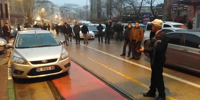Tramvay Yoluna Aracını Park Etti, Kendisini Arayan Polise "Namazdayım Konuşamıyorum" Mesajı Attı