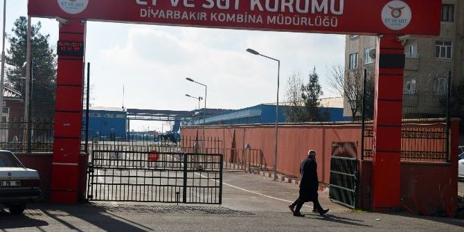 Diyarbakır’da Et Ve Süt Kurumuna Havai Fişekli Saldırı